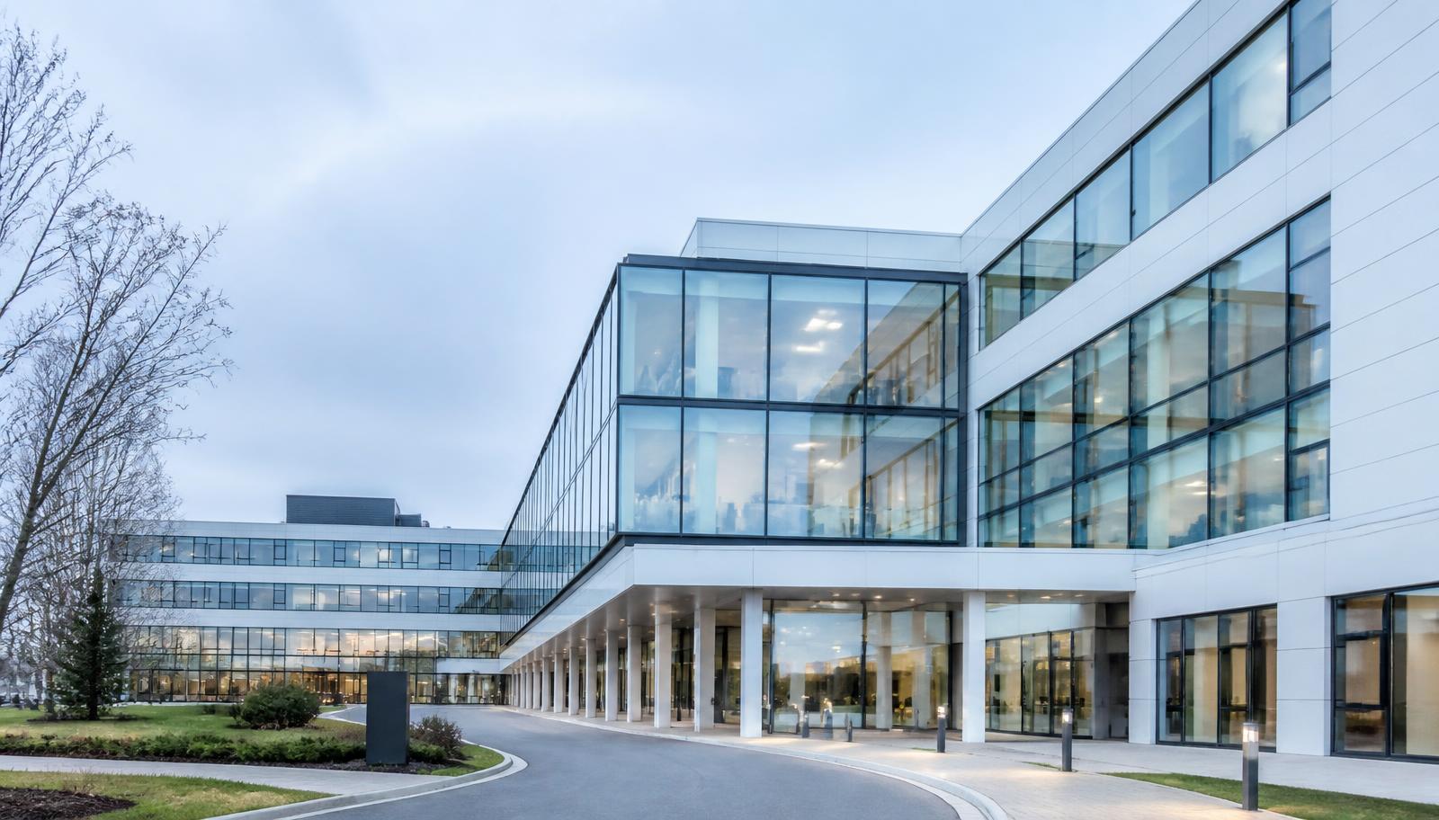 Fachada de un hospital moderno en Alemania con luz natural